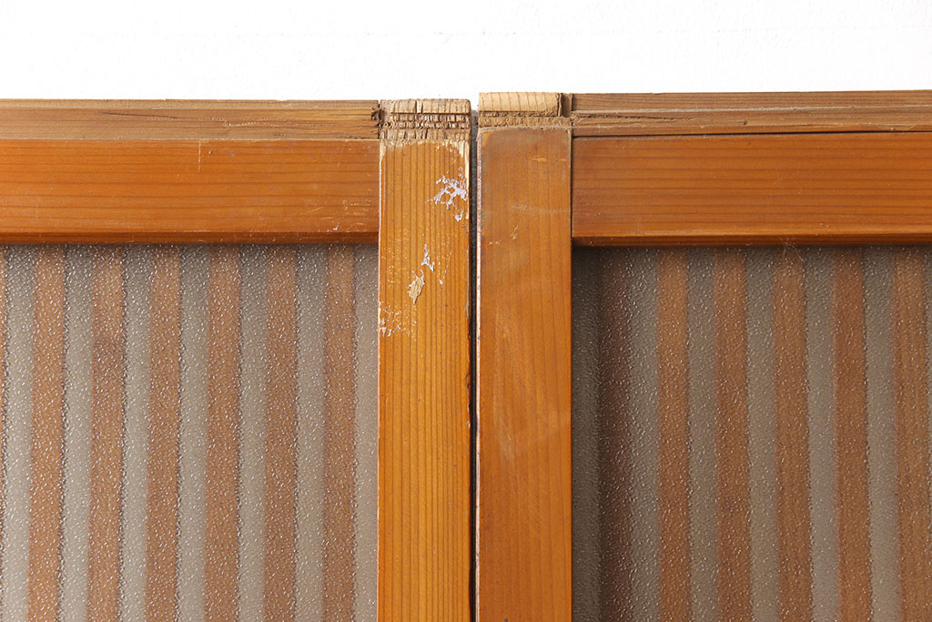 アンティーク建具　昭和中期　腰板ケヤキ材　すりガラスの風情あるデザインと明るい色合いの格子が魅力的な裏ガラス入り格子戸4枚セット(引き戸、帯ガラス戸)(R-053520)