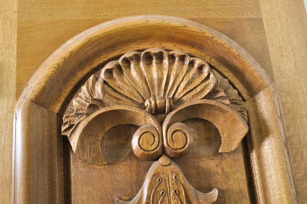 中古　ブランド家具　総ナラ(楢)材　立派な彫刻の高級ドア1枚(オークドア、扉、木製ドア、玄関ドア、建具)(R-063786)