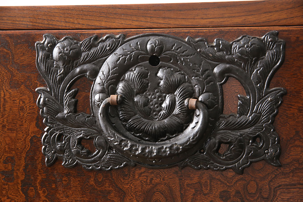 中古　岩谷堂箪笥　力強い杢目と黒々とした金具が魅力的な収納箪笥(和たんす、整理箪笥、チェスト、引き出し)(R-053763)
