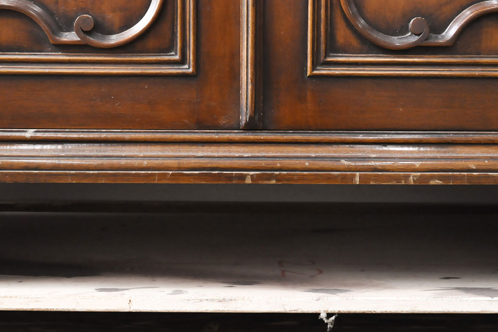ヴィンテージ家具　極上美品　イタリア輸入家具　マホガニー材　ウォールナット材　凝ったデザインが魅力的な気品あふれるキャビネット(収納棚、陳列棚、飾り棚、店舗什器)(R-053772)