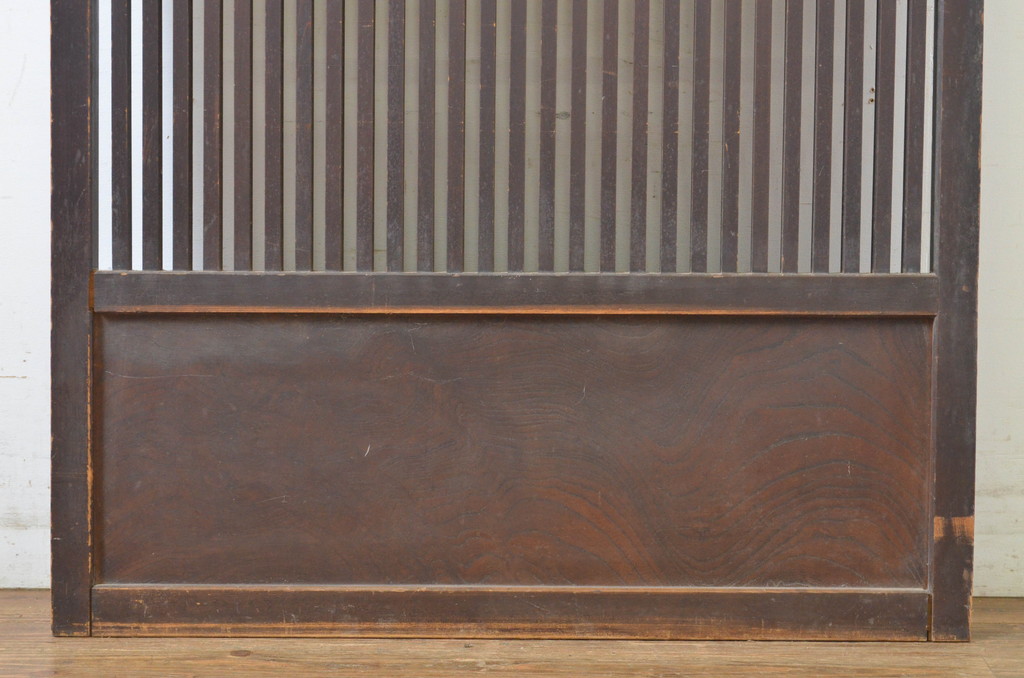 アンティーク建具　腰板欅(ケヤキ)材　和モダンな空間づくりにおすすめの荒格子戸1枚(引き戸)(R-064081)