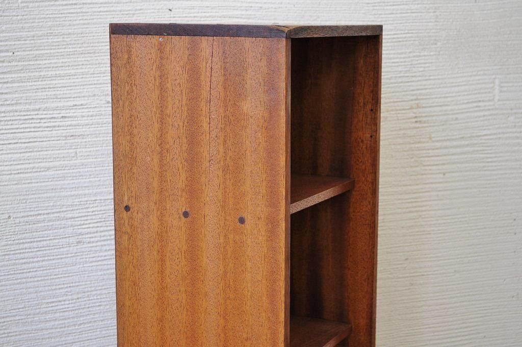 アンティーク家具　古い木の小さな縦型飾り棚