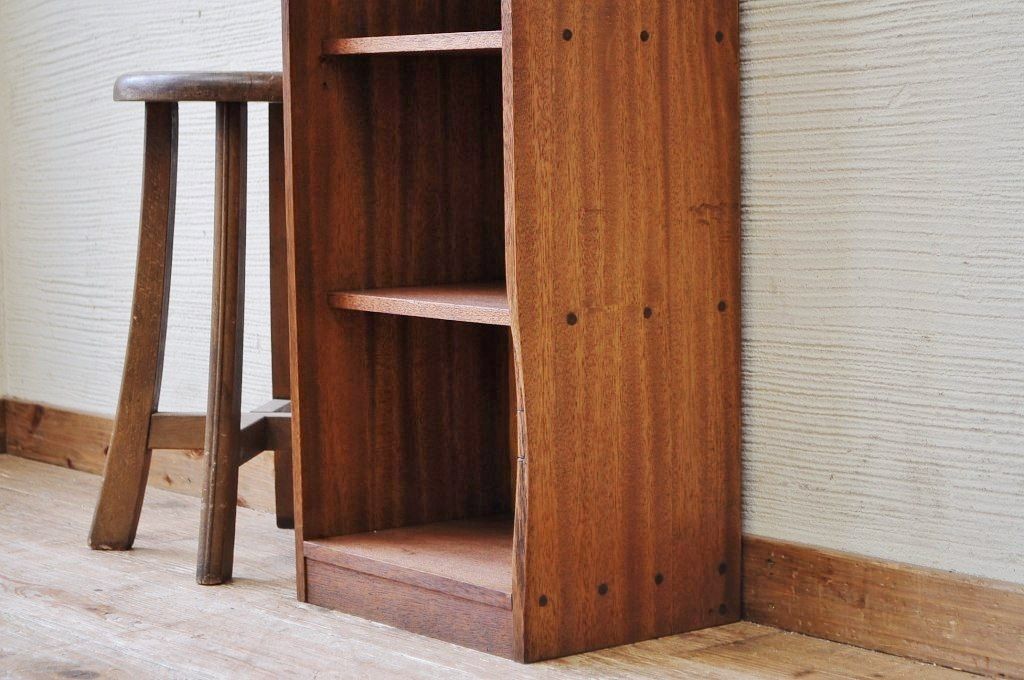 アンティーク家具　古い木の小さな縦型飾り棚