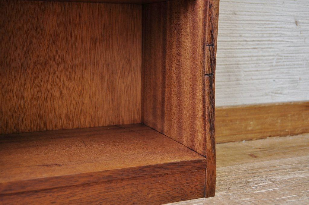 アンティーク家具　古い木の小さな縦型飾り棚