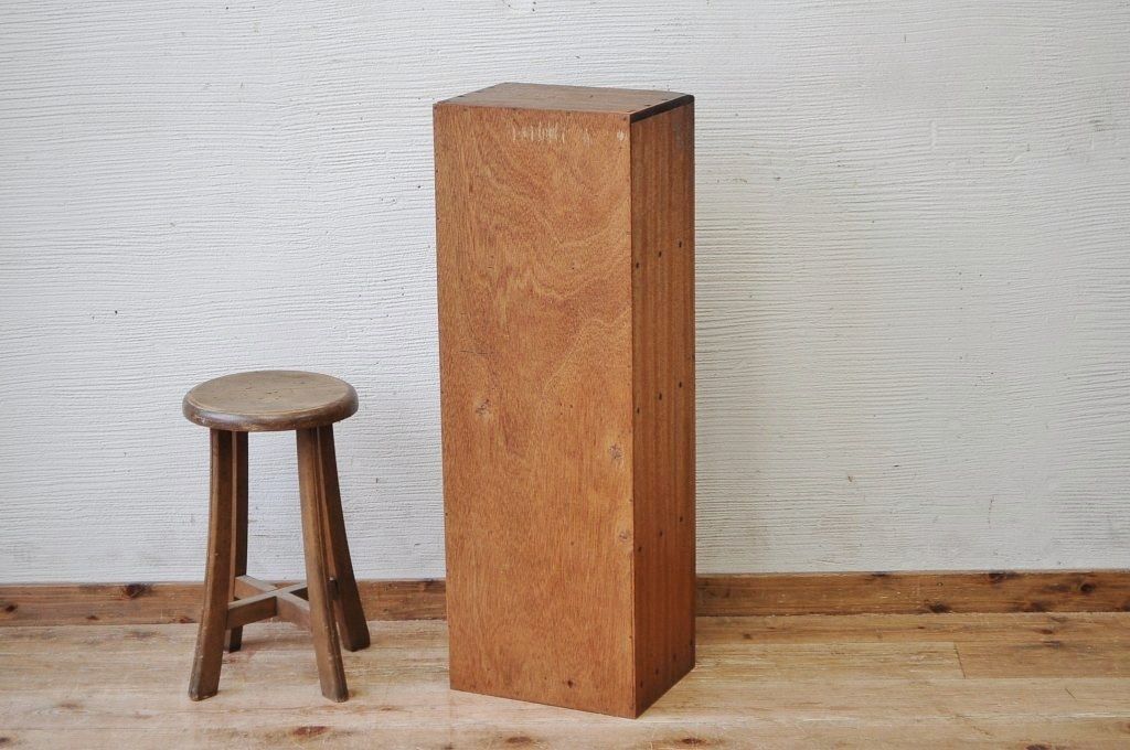 アンティーク家具　古い木の小さな縦型飾り棚