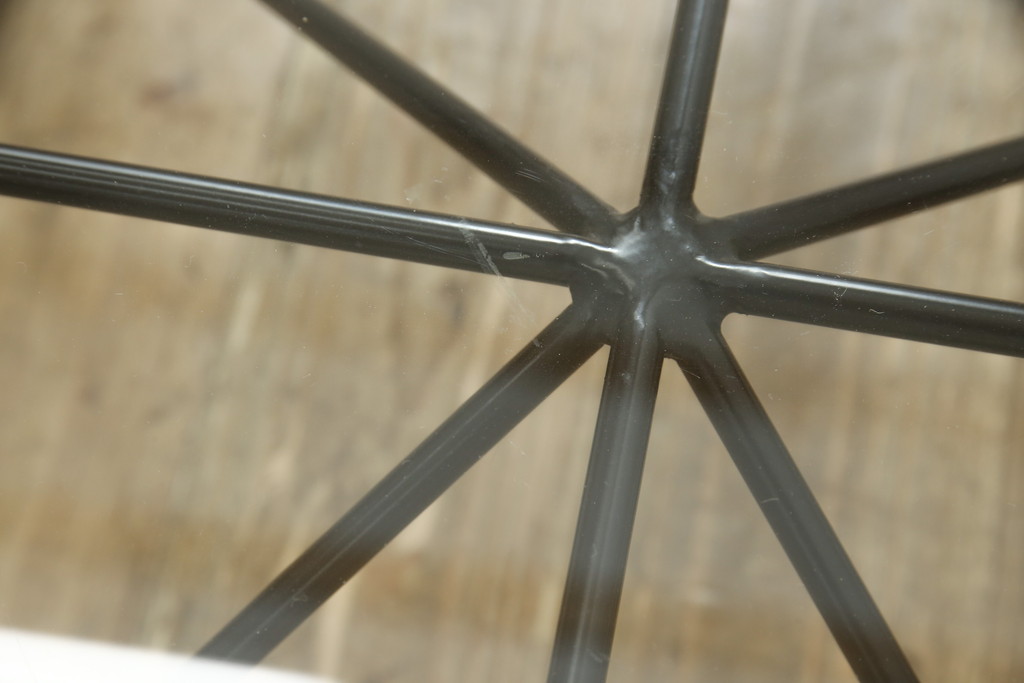 中古　希少　絶版品　B&B イタリア　Alanda(アランダ)　幾何学を連想させるスタイリッシュなデザインが印象的なガラステーブル(ローテーブル、センターテーブル)(R-058680)