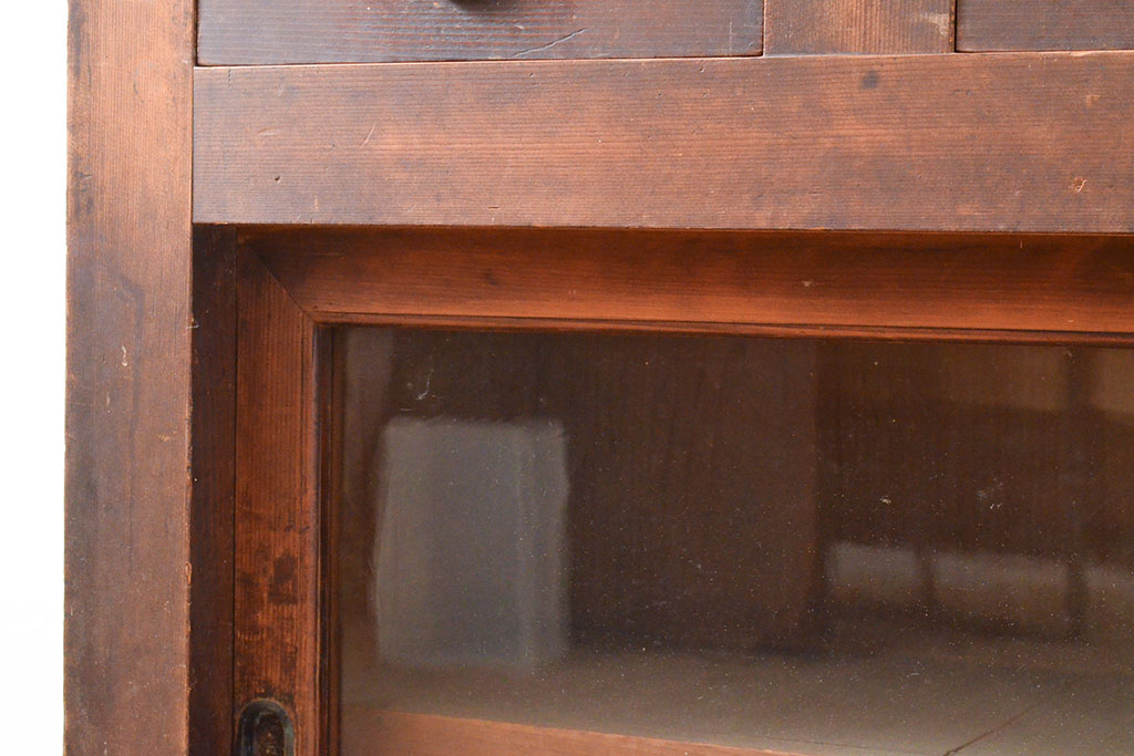 和製アンティーク　ヒノキ材　小振りなサイズ感で取り入れやすい収納棚(戸棚、水屋箪笥、食器棚)(R-053294)