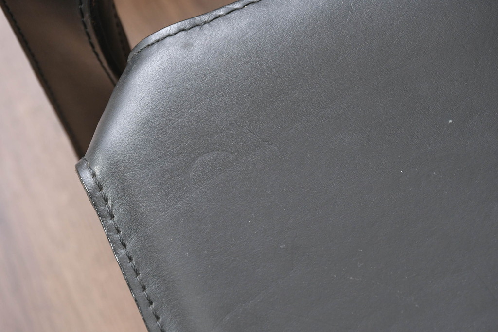 中古　美品　Cassina(カッシーナ)　412　CAB(キャブ)　MARIO BELLINI(マリオベリーニ)　シックでラグジュアリーな雰囲気を高めるアームレスチェア4脚セット(キャブチェア、ダイニングチェア、椅子、イス、バラ売り可能)(定価約120万円)(R-084667)