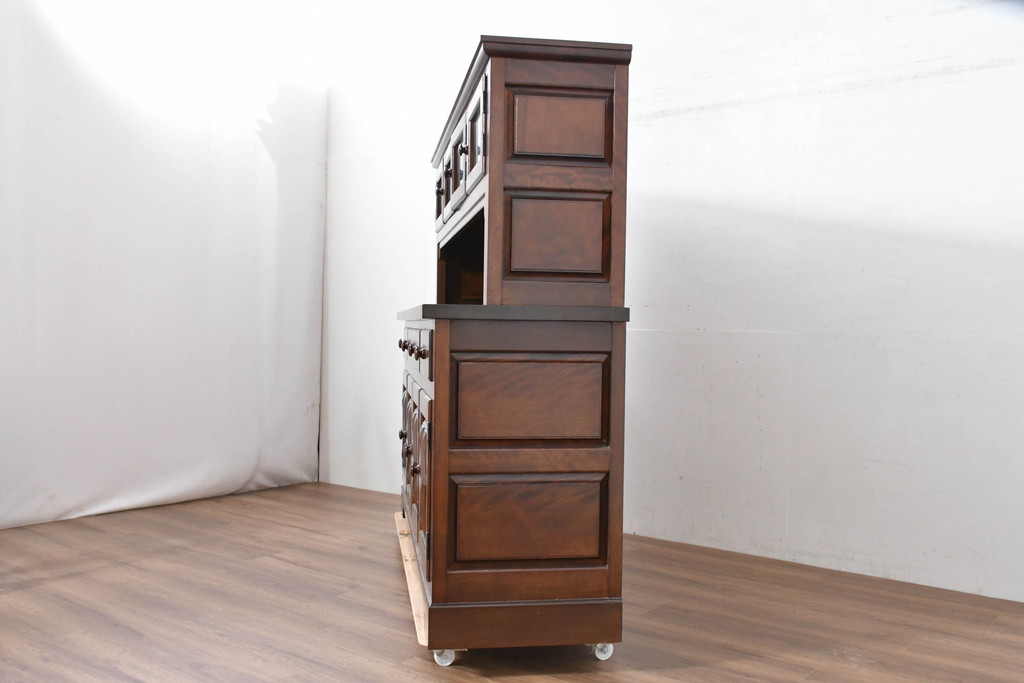 中古　超美品!!　特注　松本民芸家具　クラシカルな重厚感漂う収納力抜群のサイドキャビネット(戸棚、収納棚)(定価約100万円)(R-084694)