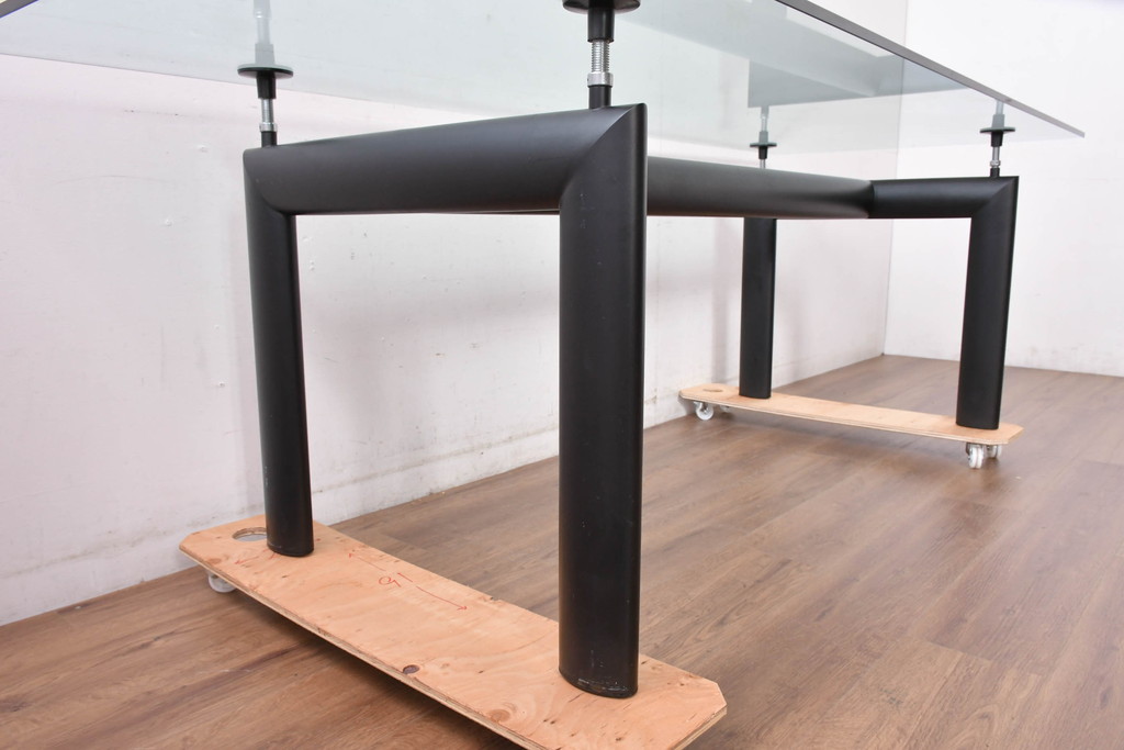 中古　美品　Cassina(カッシーナ)　LC6　スタイリッシュなダイニングテーブル(定価約110万円)(R-084687)