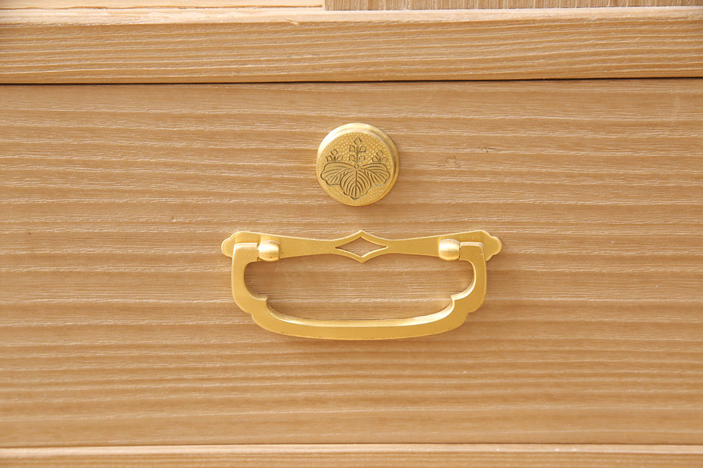 中古　国産手造り　脚または台輪リメイク　ゴールドの金具が華やかさと上品さを高める総桐箪笥・上段(ローボード、テレビ台、桐たんす、総桐たんす、桐タンス、和たんす)(R-053836)