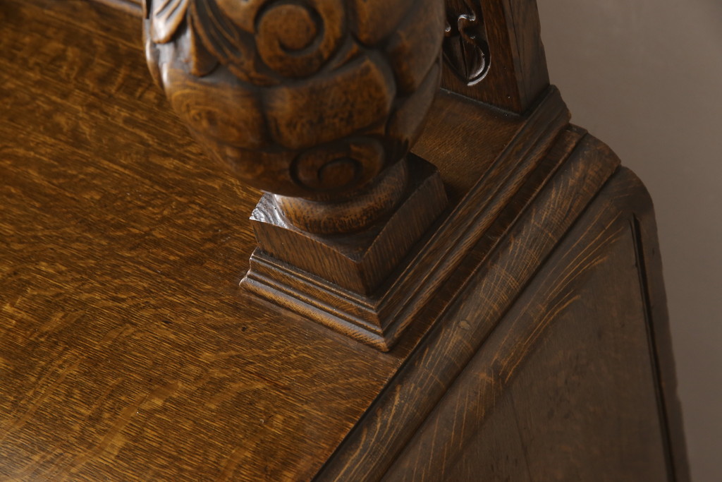 イギリスアンティーク　重厚感たっぷり!華やかな彫刻入りのサイドボード(キャビネット、ダイニングボード、キッチンボード、収納棚)(R-056819)