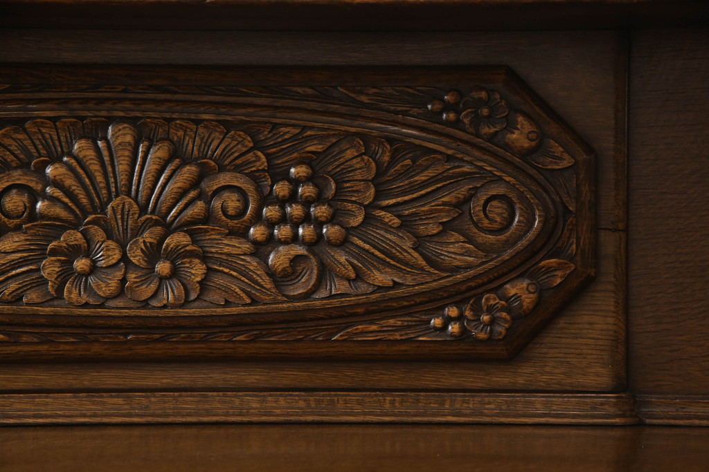イギリスアンティーク　重厚感たっぷり!華やかな彫刻入りのサイドボード(キャビネット、ダイニングボード、キッチンボード、収納棚)(R-056819)