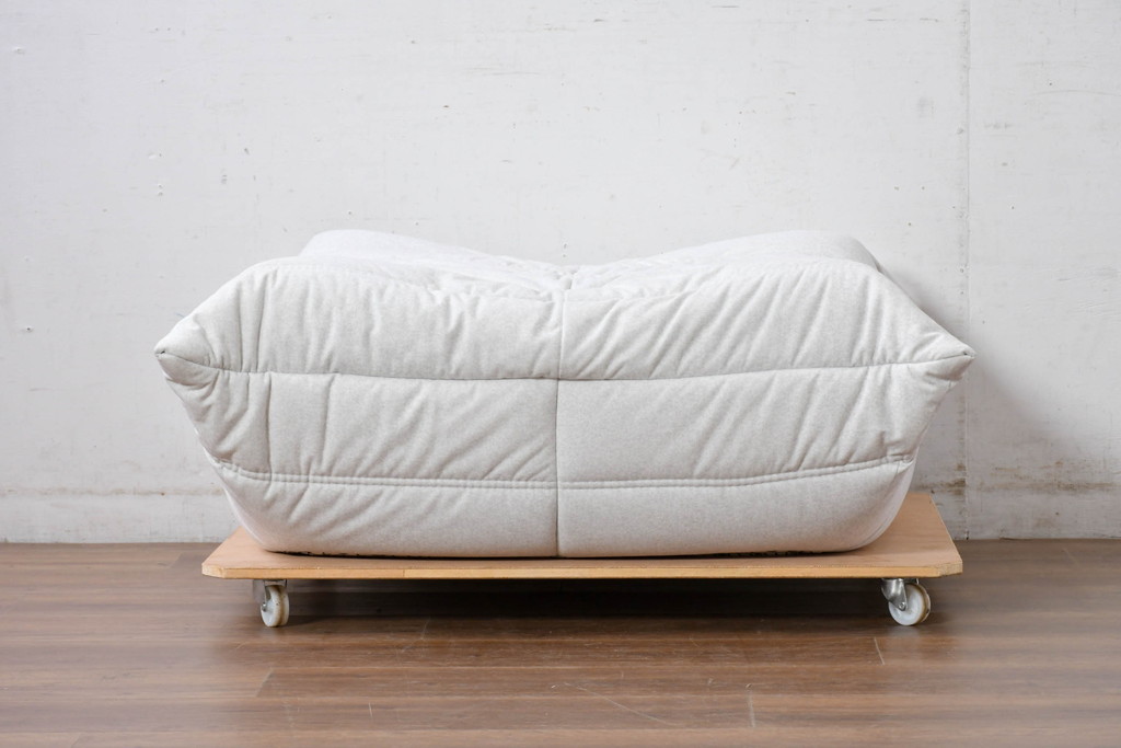中古　極美品　2024年購入　Ligne roset(リーン・ロゼ)　ROSETTOGO(ロゼトーゴ)　DENDEN(デンデン)　50周年　保証書付き　洗練されたモダンデザインが目を引くパフ(オットマン、フットスツール、腰掛け、椅子、イス)(R-084651)