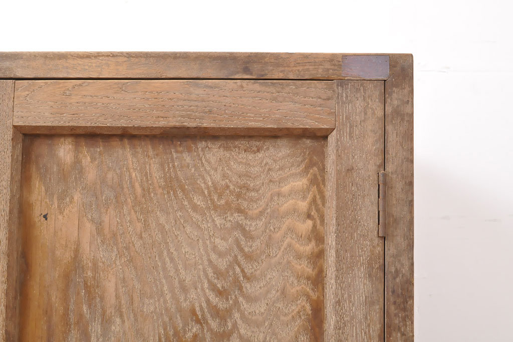 和製アンティーク　三方ナラ材　シンプルな見た目ながらも上質なつくりが魅力的な収納棚(戸棚)(R-053162)