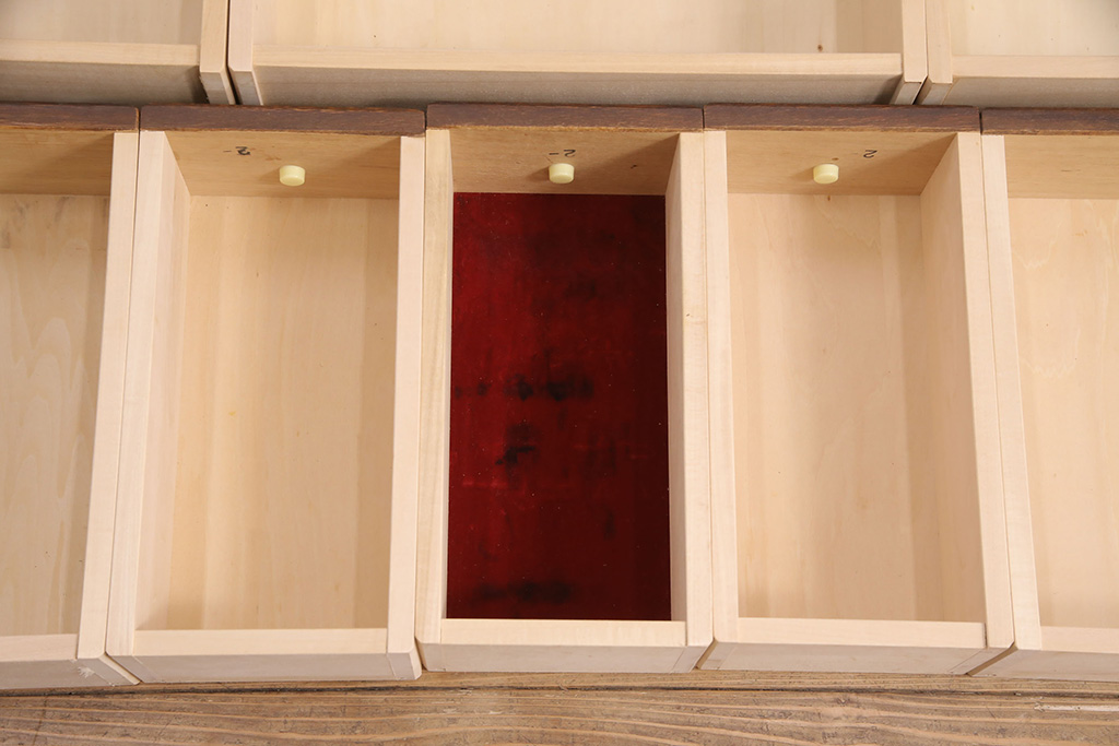 和製ビンテージ　　ヴィンテージ家具　インテリアえぞ(EZO)製　えぞ民芸　ナラ材　扉の凝ったつくりが魅力的な上手物のカップボード(食器棚、収納棚、キャビネット、陳列棚)(R-051330)