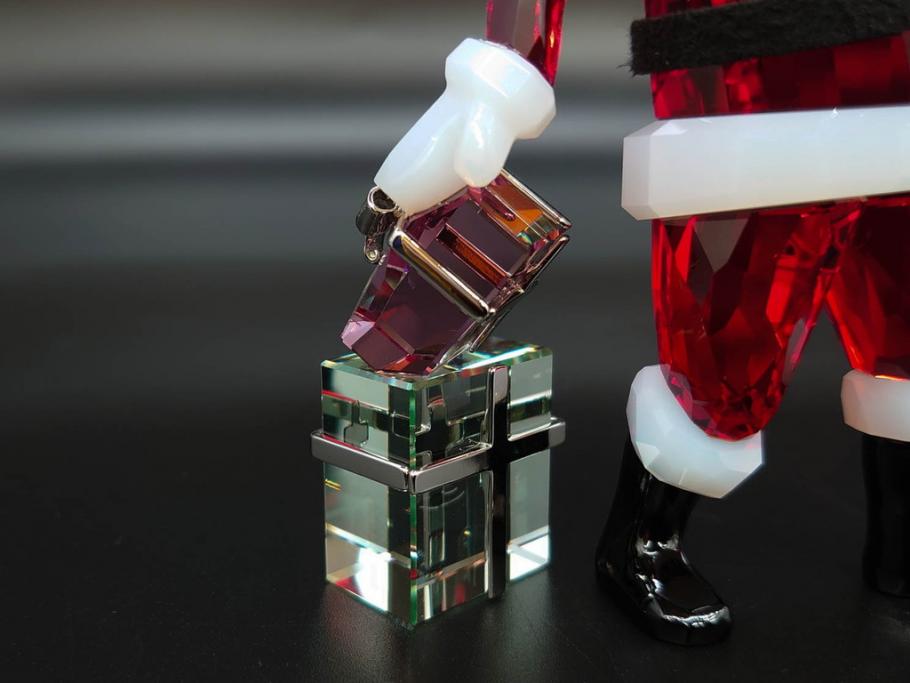 オーストリア　SWAROVSKI(スワロフスキー)　サンタクロース　高さ10.5cm　細部まで丁寧にカットされたクリスタルオブジェ(クリスマスデコレーション、クリスタルガラス、置物、ディスプレイ、箱付き)(R-078249)