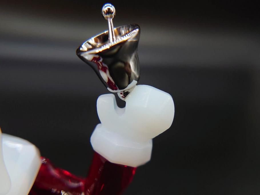 オーストリア　SWAROVSKI(スワロフスキー)　サンタクロース　高さ10.5cm　細部まで丁寧にカットされたクリスタルオブジェ(クリスマスデコレーション、クリスタルガラス、置物、ディスプレイ、箱付き)(R-078249)