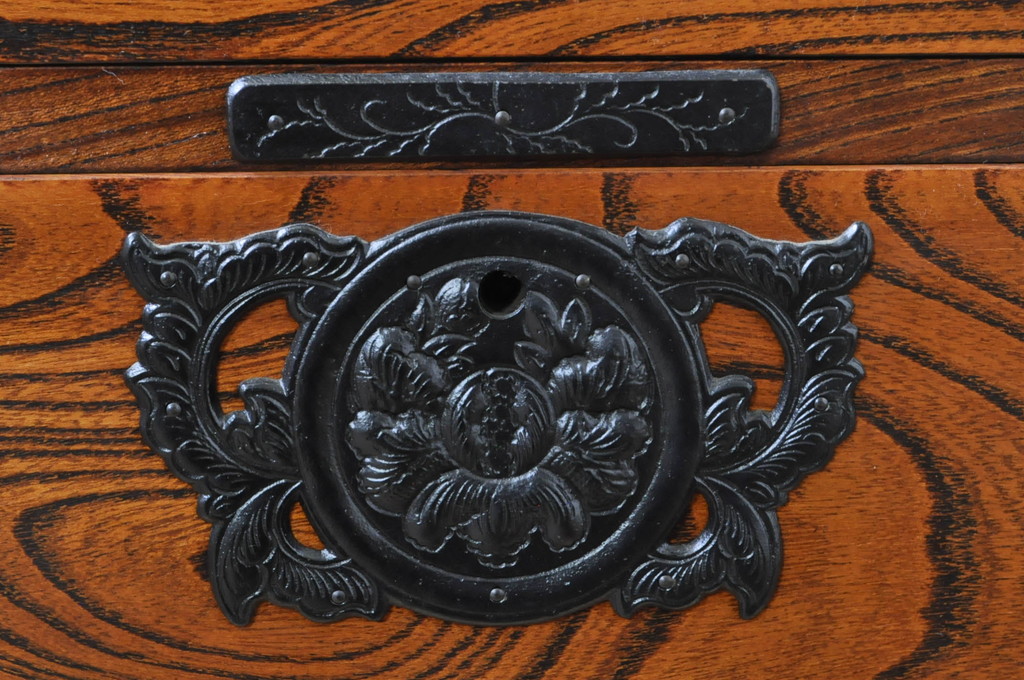 中古　岩谷堂箪笥　はっきりとした杢目と存在感のある金具が美しい衣装箪笥(引き出し、収納たんす、整理箪笥、和タンス、サイドチェスト、サイドボード)(R-068957)