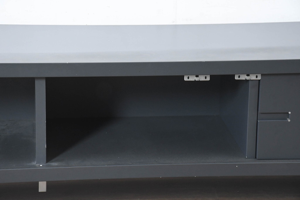 中古　美品　高級品　ACTUS(アクタス)取扱い　Poliform(ポリフォーム)社　モダンデザイン　幅2.7メートルの特大テレビボード(シアターボード、ローボード)(定価約85万円)(R-084410)
