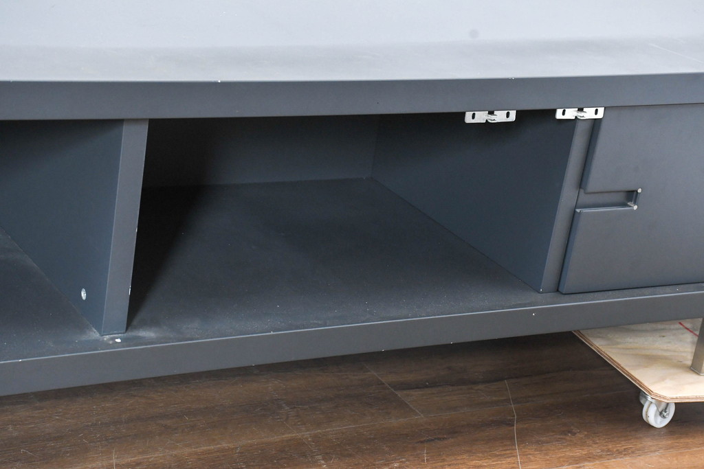 中古　美品　高級品　ACTUS(アクタス)取扱い　Poliform(ポリフォーム)社　モダンデザイン　幅2.7メートルの特大テレビボード(シアターボード、ローボード)(定価約85万円)(R-084410)