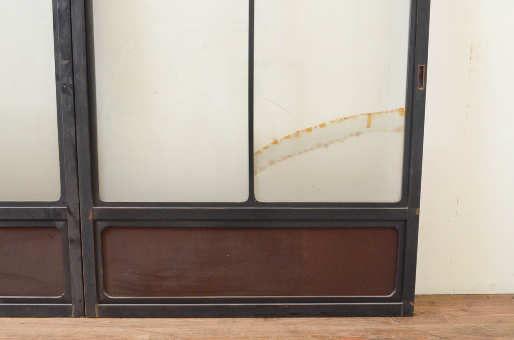 アンティーク建具　富山産　漆塗り　和モダンな空間作りにおすすめの上質な幅広ガラス戸2枚セット(引き戸、ガラス戸)(R-070931)