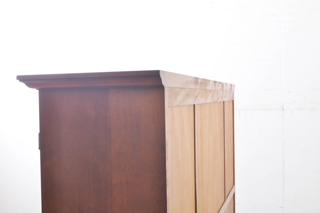 中古　横浜ダニエル(daniel)　イギリスアンティークを彷彿させる佇まいが魅力のカップボード(キャビネット、収納棚、食器棚)(定価約140万円)(R-068930)