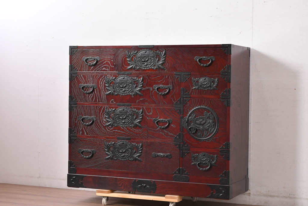 中古　美品　仙台民芸箪笥　欅産業　漆塗り　立派な杢目と牡丹があしらわれた装飾金具が美しい仙台箪笥　定価約60万円相当　(R-084679)