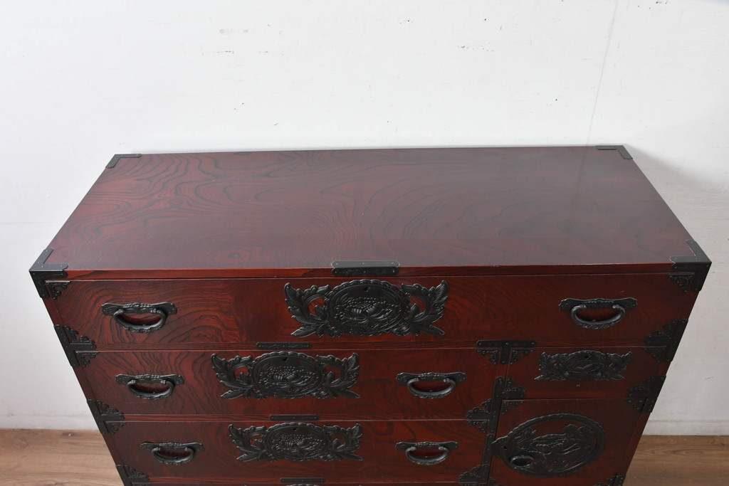 中古　美品　仙台民芸箪笥　欅産業　漆塗り　立派な杢目と牡丹があしらわれた装飾金具が美しい仙台箪笥　定価約60万円相当　(R-084679)