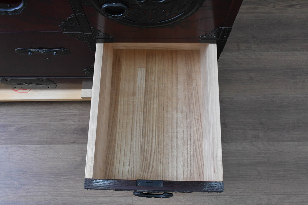 中古　美品　仙台民芸箪笥　欅産業　漆塗り　立派な杢目と牡丹があしらわれた装飾金具が美しい仙台箪笥　定価約60万円相当　(R-084679)