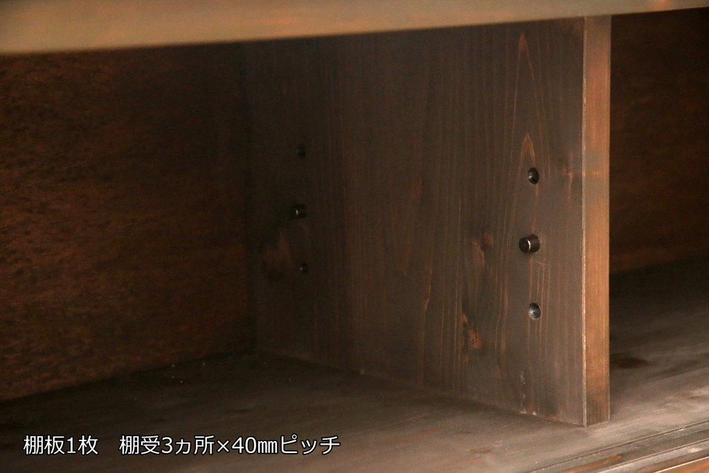 ローボードを新規製作!当店のオーダー家具を参考にご希望のサイズで。建具にレーザー加工を施した波千鳥を取り入れ、後ろにクリアガラス。引き出し4杯、戸棚内は棚板を1枚設置。棚内部に穴あけ加工を施し、色味はチェスナット系に着色。(テレビ台、テレビボード、サイドボード、収納棚、戸棚)