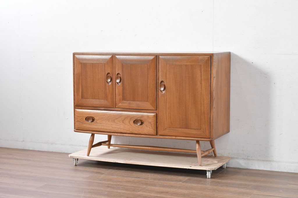 イギリスビンテージ　ERCOL(アーコール)　かわいい脚付きモデル!!　暮らしに上質なぬくもりを添えるサイドボード(R-084680)