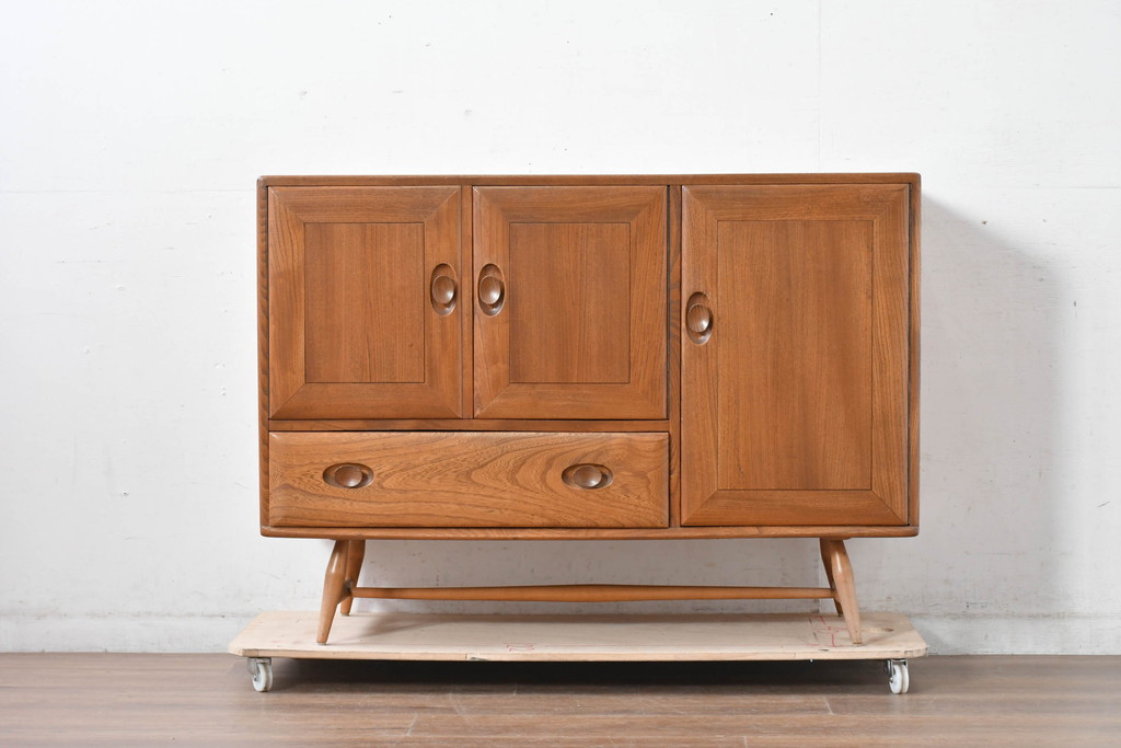 イギリスビンテージ　ERCOL(アーコール)　かわいい脚付きモデル!!　暮らしに上質なぬくもりを添えるサイドボード(R-084680)