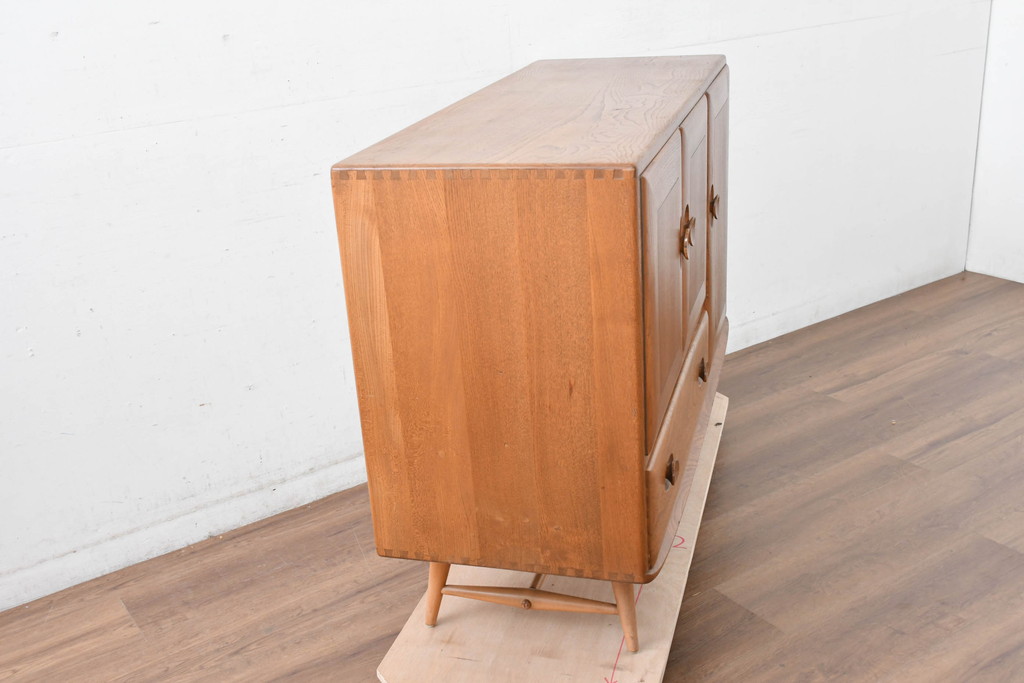 イギリスビンテージ　ERCOL(アーコール)　かわいい脚付きモデル!!　暮らしに上質なぬくもりを添えるサイドボード(R-084680)