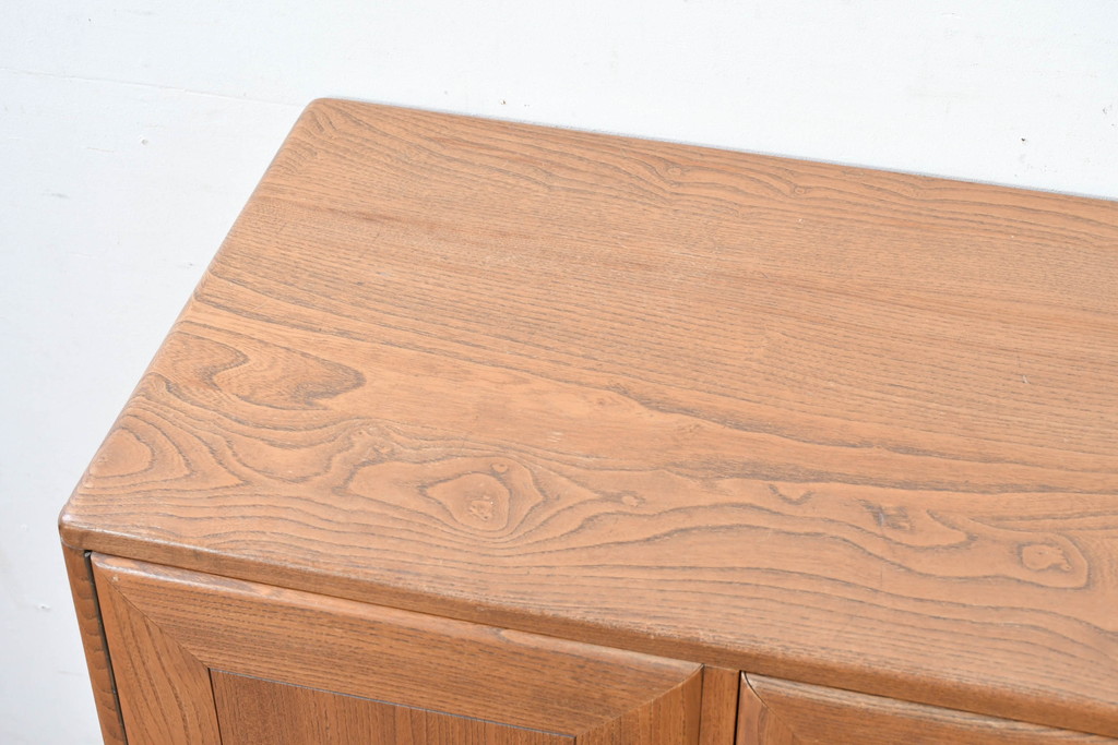 イギリスビンテージ　ERCOL(アーコール)　かわいい脚付きモデル!!　暮らしに上質なぬくもりを添えるサイドボード(R-084680)