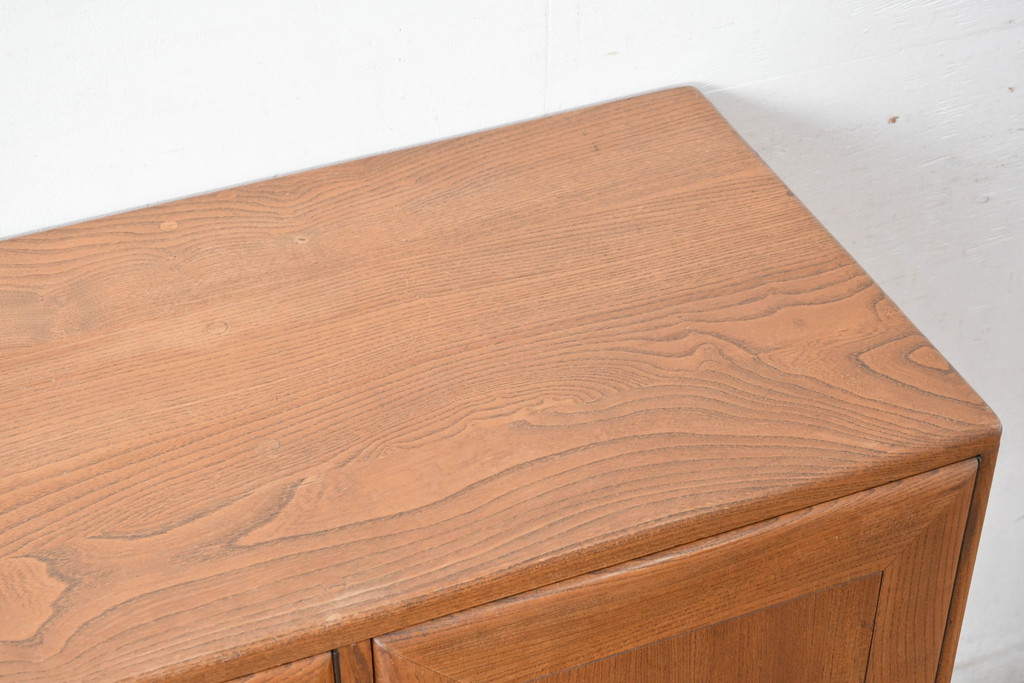 イギリスビンテージ　ERCOL(アーコール)　かわいい脚付きモデル!!　暮らしに上質なぬくもりを添えるサイドボード(R-084680)