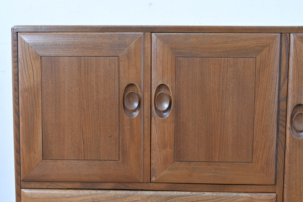 イギリスビンテージ　ERCOL(アーコール)　かわいい脚付きモデル!!　暮らしに上質なぬくもりを添えるサイドボード(R-084680)