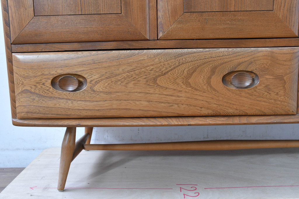 イギリスビンテージ　ERCOL(アーコール)　かわいい脚付きモデル!!　暮らしに上質なぬくもりを添えるサイドボード(R-084680)