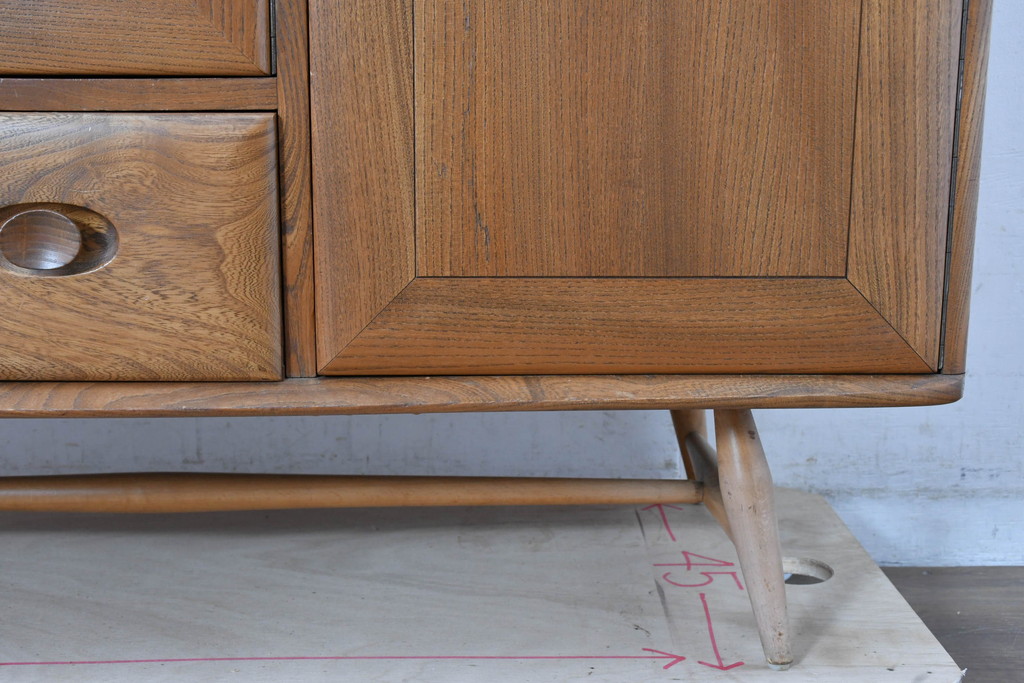 イギリスビンテージ　ERCOL(アーコール)　かわいい脚付きモデル!!　暮らしに上質なぬくもりを添えるサイドボード(R-084680)