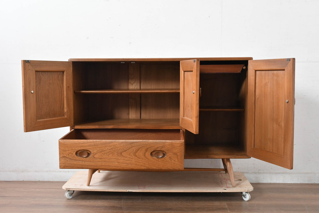 イギリスビンテージ　ERCOL(アーコール)　かわいい脚付きモデル!!　暮らしに上質なぬくもりを添えるサイドボード(R-084680)