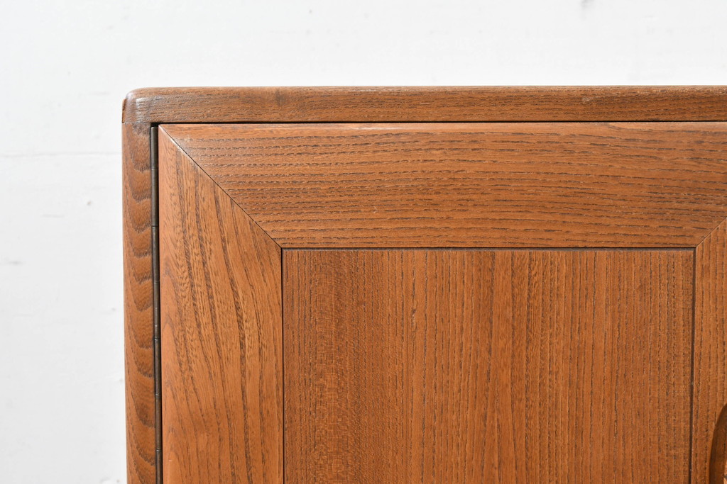 イギリスビンテージ　ERCOL(アーコール)　かわいい脚付きモデル!!　暮らしに上質なぬくもりを添えるサイドボード(R-084680)