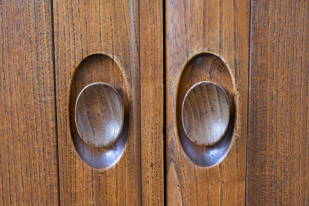 イギリスビンテージ　ERCOL(アーコール)　かわいい脚付きモデル!!　暮らしに上質なぬくもりを添えるサイドボード(R-084680)