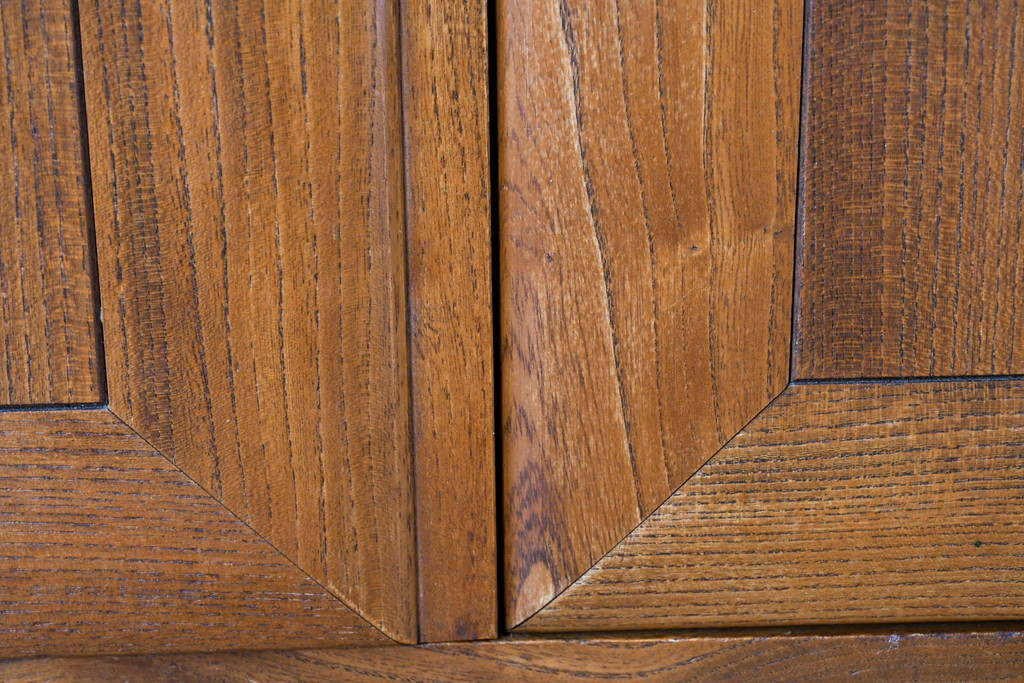 イギリスビンテージ　ERCOL(アーコール)　かわいい脚付きモデル!!　暮らしに上質なぬくもりを添えるサイドボード(R-084680)