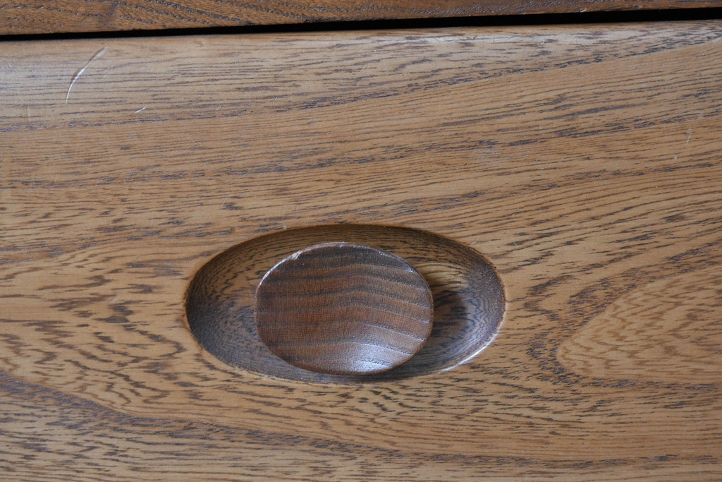 イギリスビンテージ　ERCOL(アーコール)　かわいい脚付きモデル!!　暮らしに上質なぬくもりを添えるサイドボード(R-084680)