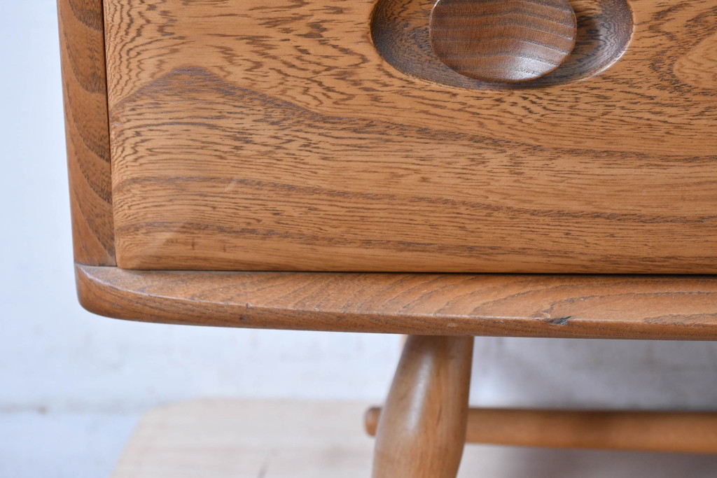 イギリスビンテージ　ERCOL(アーコール)　かわいい脚付きモデル!!　暮らしに上質なぬくもりを添えるサイドボード(R-084680)