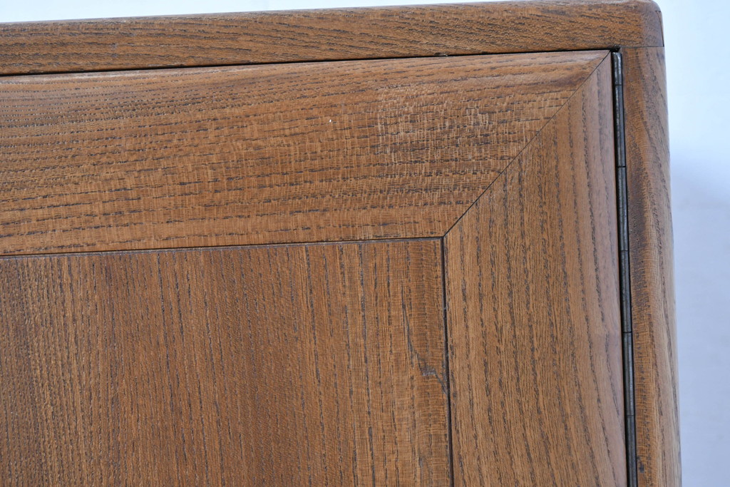 イギリスビンテージ　ERCOL(アーコール)　かわいい脚付きモデル!!　暮らしに上質なぬくもりを添えるサイドボード(R-084680)