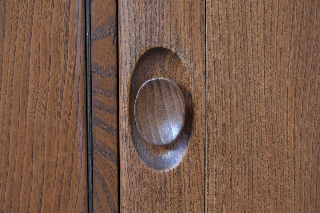 イギリスビンテージ　ERCOL(アーコール)　かわいい脚付きモデル!!　暮らしに上質なぬくもりを添えるサイドボード(R-084680)