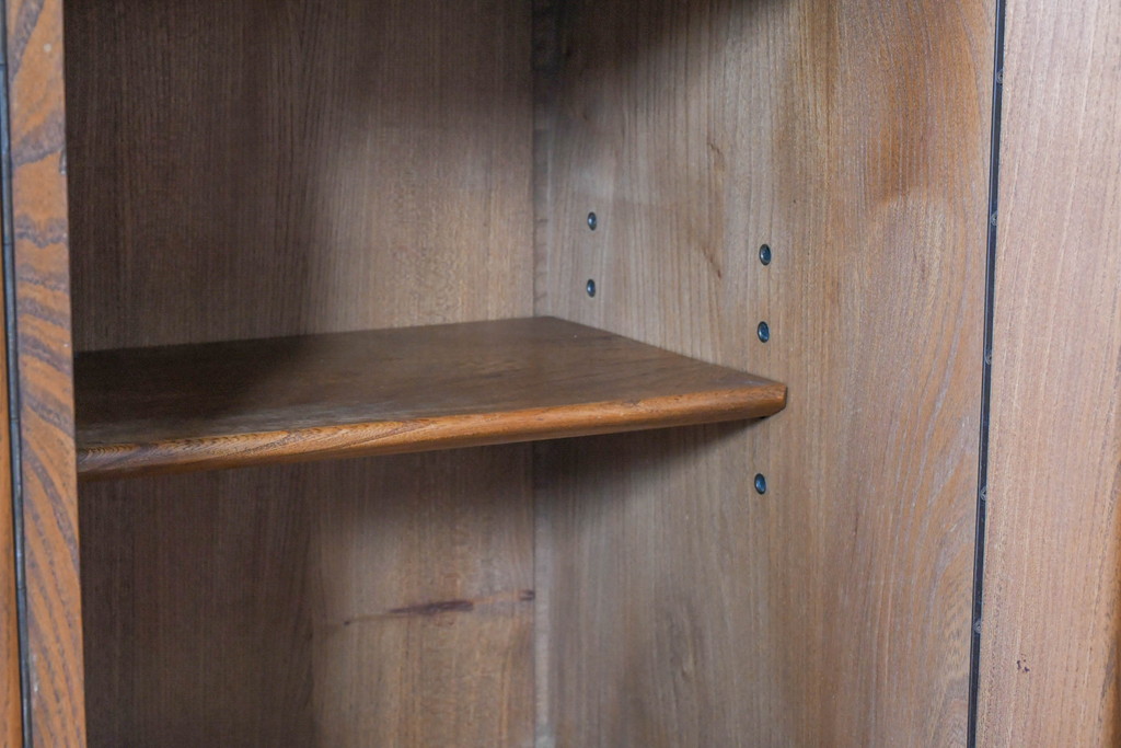 イギリスビンテージ　ERCOL(アーコール)　かわいい脚付きモデル!!　暮らしに上質なぬくもりを添えるサイドボード(R-084680)