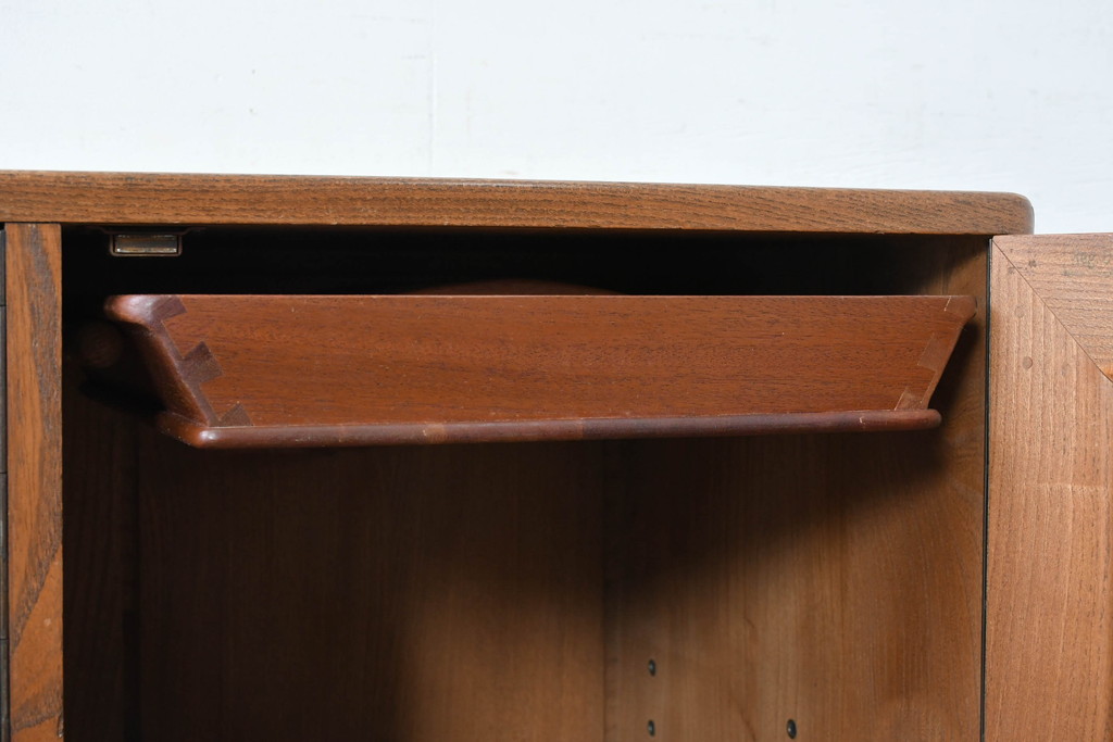 イギリスビンテージ　ERCOL(アーコール)　かわいい脚付きモデル!!　暮らしに上質なぬくもりを添えるサイドボード(R-084680)