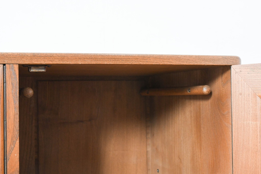 イギリスビンテージ　ERCOL(アーコール)　かわいい脚付きモデル!!　暮らしに上質なぬくもりを添えるサイドボード(R-084680)